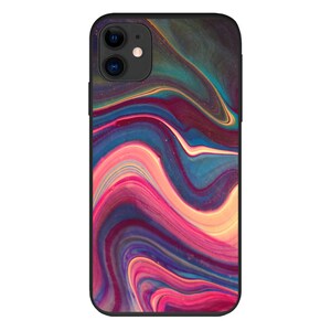 Puede incluir: Una funda para teléfono con un diseño abstracto colorido que presenta líneas rosadas, azules y amarillas que se arremolinan sobre un fondo negro.