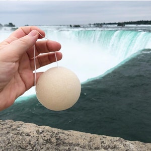 Spugna Konjac per il viso biodegradabile al 100%.