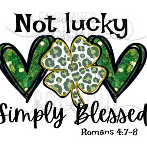 Puede incluir: Un trébol verde con estampado de leopardo, rodeado de dos corazones verdes con purpurina. El texto "Not lucky simply blessed Romans 4:7-8" está debajo del trébol y los corazones.