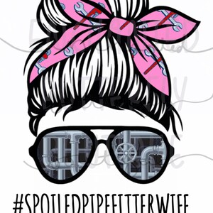 Può includere: Un'illustrazione in bianco e nero di una donna con una bandana rosa con disegni di chiavi e tubi. Indossa occhiali da sole con un riflesso di tubi e una valvola. Il testo #SPOILEDPIPEFITTERWIFE è sotto l'immagine.