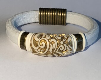 White Regaliz leather bracelet with gold accents