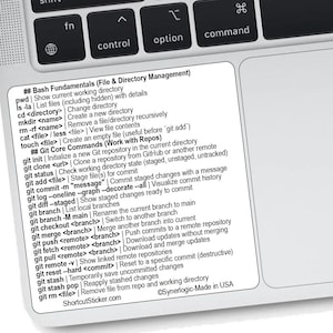 Può includere: Un adesivo bianco con testo nero, posizionato su una tastiera di un laptop. L'adesivo elenca i comandi Bash e Git, inclusa la gestione delle directory e i comandi core di Git. Il testo include "ShortcutSticker.com" e "Synerlogic-Made in USA".