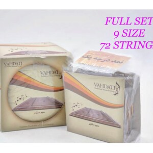 Puede incluir: Dos cajas de un instrumento musical tradicional, el Santur, con la marca "VAHDATI" impresa. Las cajas son de color beige con un diseño circular que presenta el instrumento y notas musicales. El texto en las cajas dice "FULL SET 9 SIZE 72 STRINGS".
