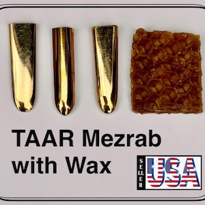 Può includere: Sono esposti tre strumenti TAAR Mezrab color oro e un pezzo di cera a nido d'ape. Gli strumenti hanno una finitura liscia e lucida. La cera a nido d'ape è di un ricco colore ambrato. Il testo "TAAR Mezrab with Wax" è visibile.