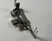Vintage Original Singer Slotted Binder 160359 Low Shank Fits Models 15, 66, 99, 201, 221, 222