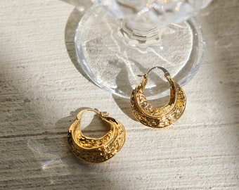 Boucles d'oreilles audacieuses de cerceaux d'or, gros cerceaux, boucles d'oreilles d'or minimalistes, boucles d'oreilles vintage, cerceau d'or martelé, cerceaux d'or épais, cerceaux quotidiens délicats