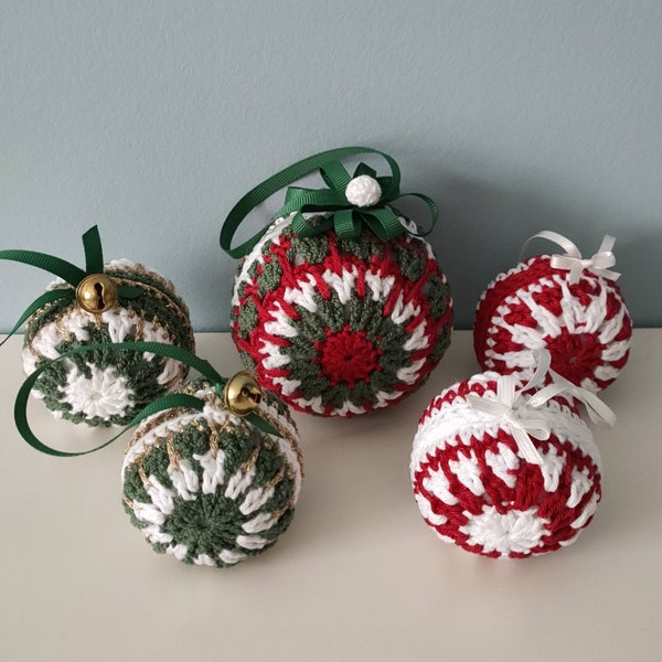 Boule de noël au crochet vert rouge blanc façon mandala granny rétro vintage