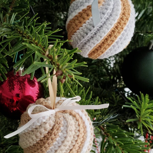 Boule de noël suspension décoration au crochet rouge blanc doré beige