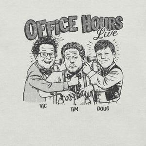 Könnte beinhalten: Ein hellgraues T-Shirt mit einer schwarzen Tuschezeichnung von drei Personen namens Vic, Tim und Doug. Der Text OFFICE HOURS Live steht darüber. Vic trägt eine Brille und eine Fliege, Tim trägt eine Fliege und Hosenträger, und Doug hält ein Mikrofon.