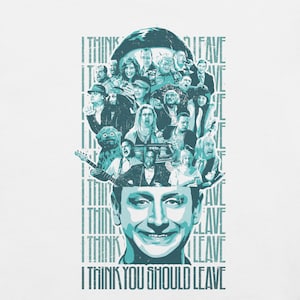 Pode incluir: Camiseta branca com um gráfico azul-petróleo de um rosto sorridente cheio de pessoas. O texto azul-petróleo "I THINK YOU SHOULD LEAVE" é impresso verticalmente e horizontalmente.