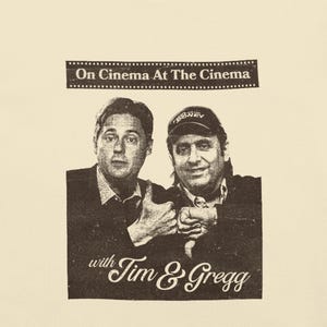 Peut inclure: Graphique crème représentant deux hommes avec le texte "On Cinema At The Cinema" au-dessus d'eux. Le texte "with Tim & Gregg" est en dessous. L'un des hommes lève le pouce, l'autre serre les poings.