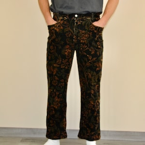Może przedstawiać: Czarne spodnie z brązowym wzorem kwiatowym.