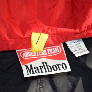 90-tals vintage Marlboro Adventure lagjacka storlek X Large röd VM-lagjacka (racing F1-jacka) bild 6