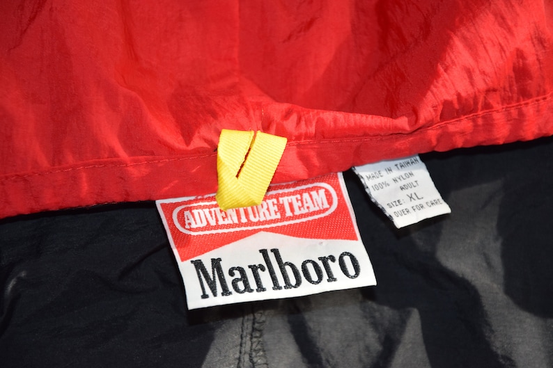 90-tals vintage Marlboro Adventure lagjacka storlek X Large röd VM-lagjacka (racing F1-jacka) bild 6