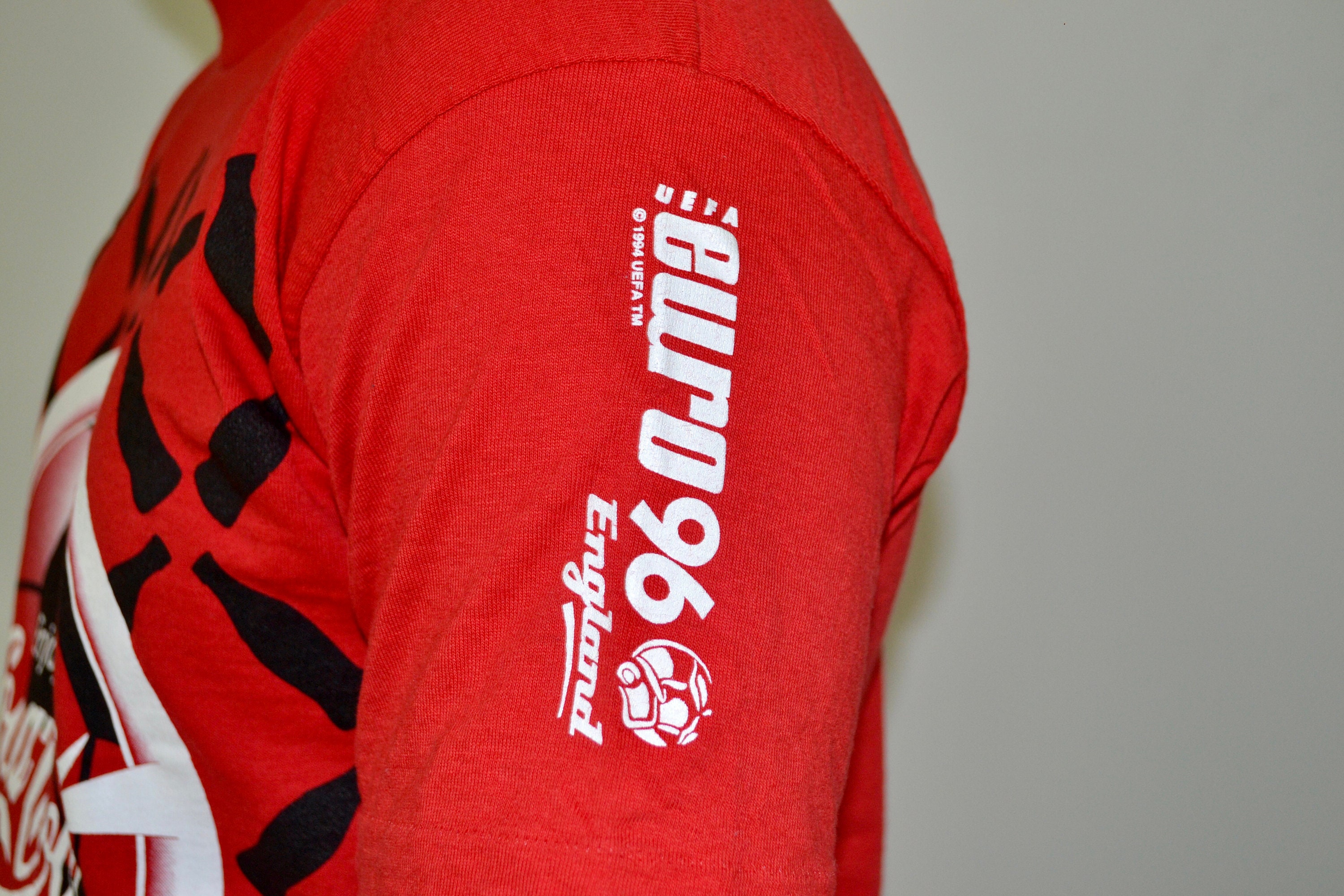 ビンテージ希少ユーロ製90sCoca-Cola Tシャツ 赤 90s Vintage Coca Cola Shirt Size Medium Vtg Red Soccer Euro