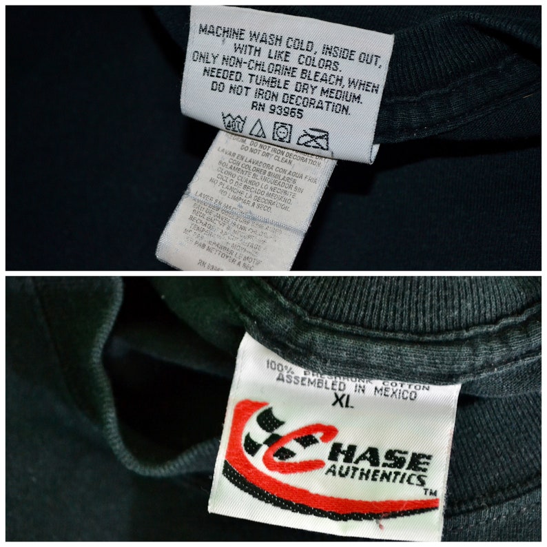 Op de afbeelding: Close-up van twee labels die aan een donkergroen t-shirt zijn bevestigd. Het bovenste label bevat wasvoorschriften, waaronder "MACHINE WASH COLD" en "DO NOT IRON DECORATION". Het onderste label luidt "100% PRESHRUNK COTTON" en toont het "CHASE AUTHENTICS" logo.
