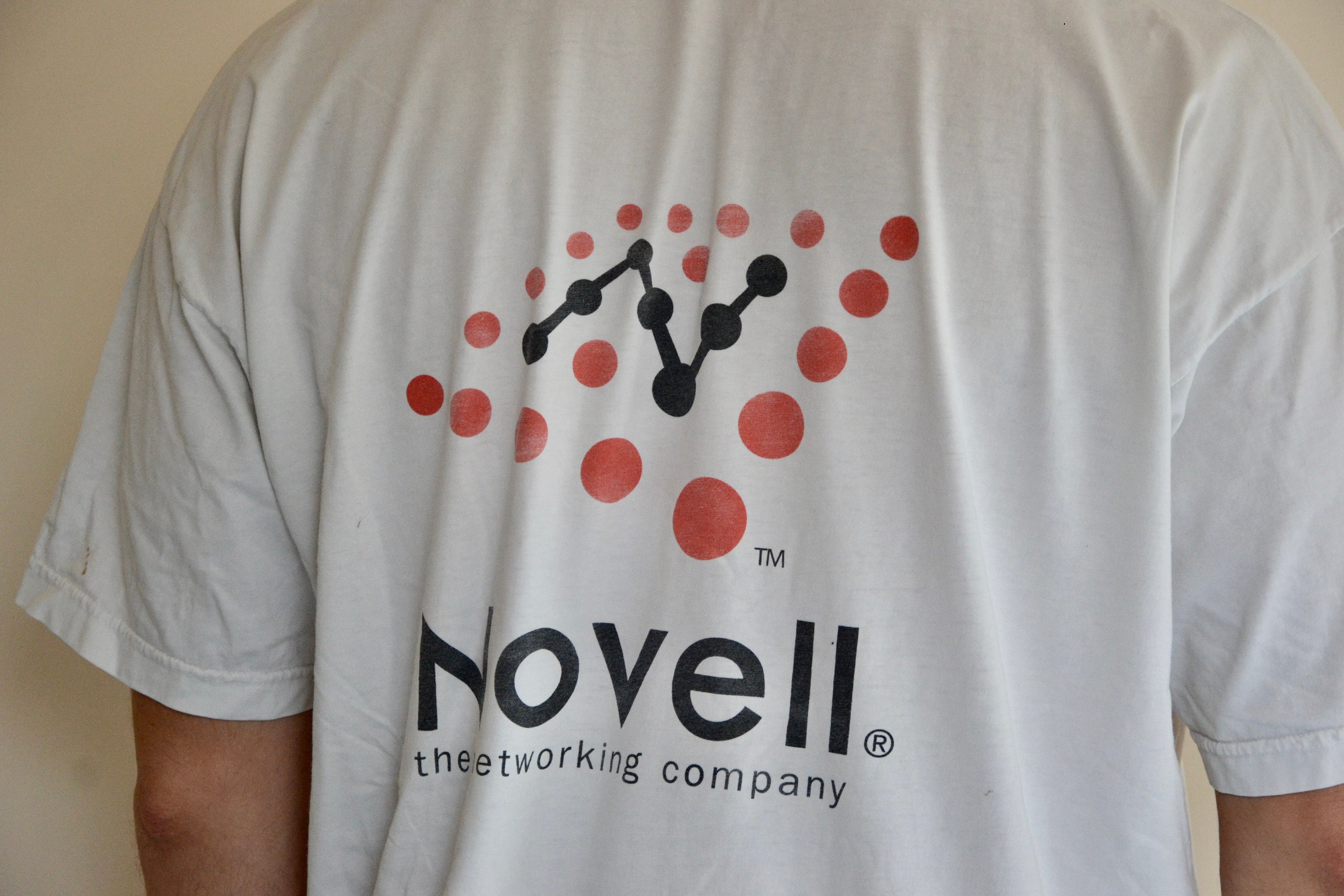 90 年代のビンテージ Novell シャツ、サイズ XL、ビンテージ ホワイト 