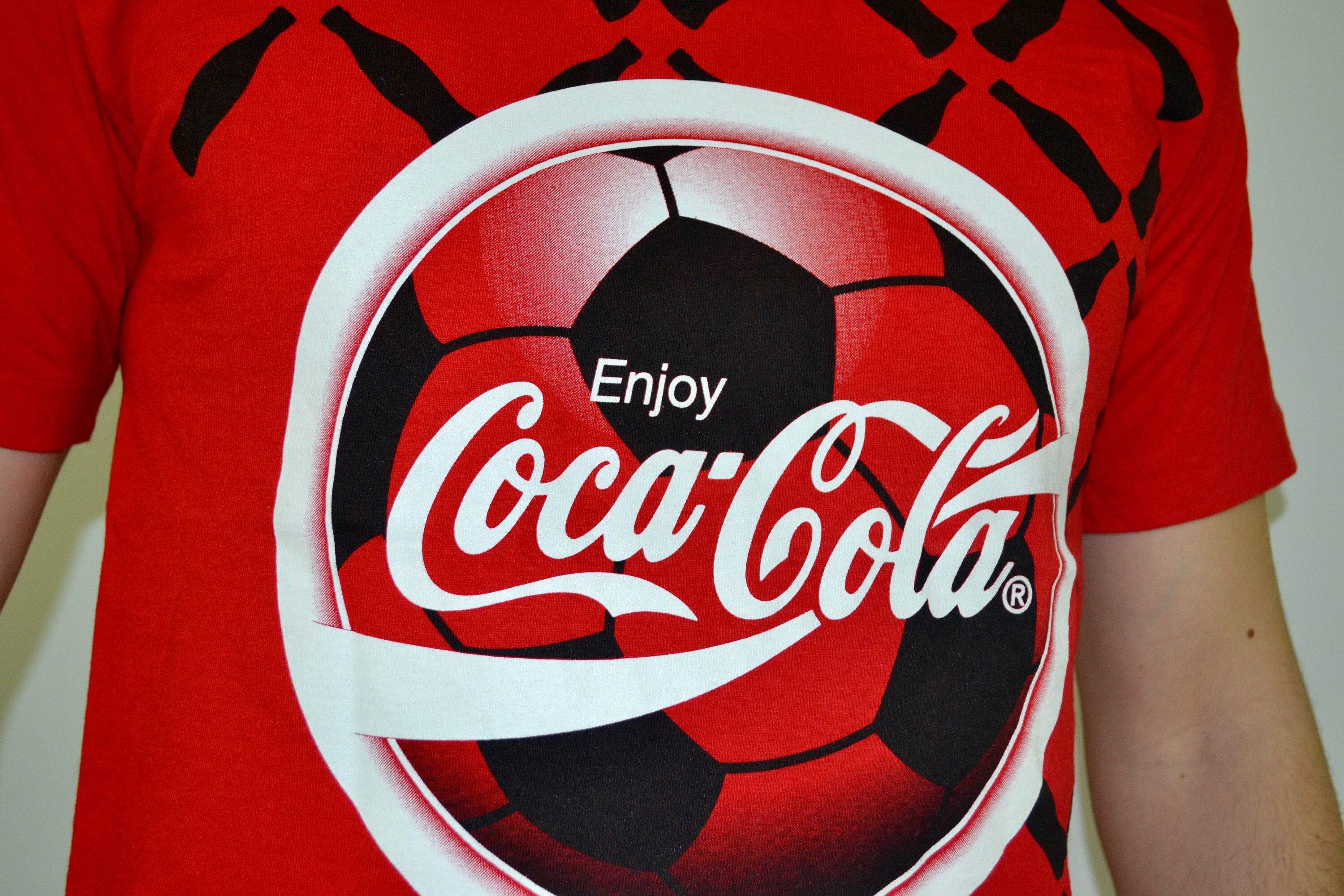 ビンテージ希少ユーロ製90sCoca-Cola Tシャツ 赤 90s Vintage Coca Cola Shirt Size Medium Vtg Red Soccer Euro