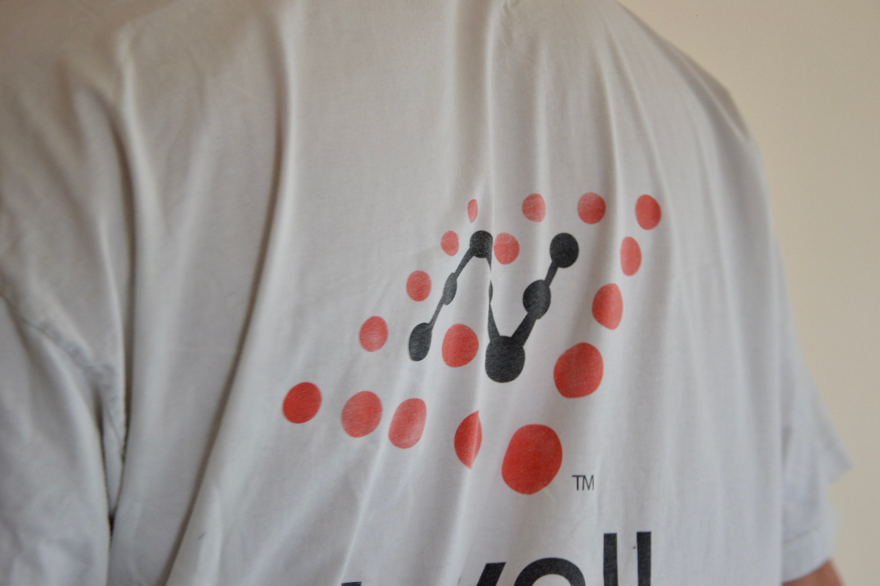 90 年代のビンテージ Novell シャツ、サイズ XL、ビンテージ ホワイト 