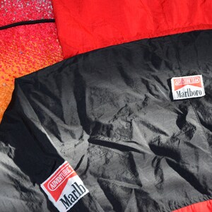 90-tals vintage Marlboro Adventure lagjacka storlek X Large röd VM-lagjacka (racing F1-jacka) bild 4