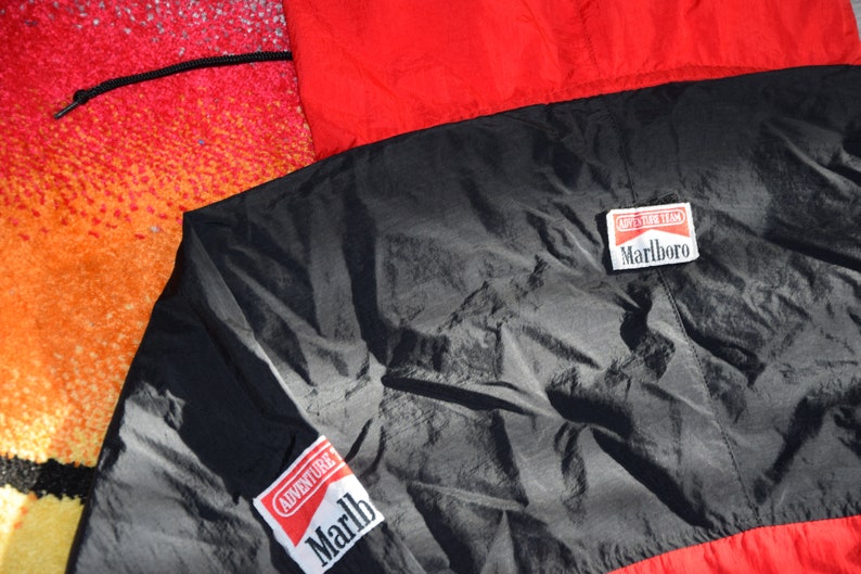 90-tals vintage Marlboro Adventure lagjacka storlek X Large röd VM-lagjacka (racing F1-jacka) bild 4
