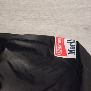 90-tals vintage Marlboro Adventure lagjacka storlek X Large röd VM-lagjacka (racing F1-jacka) bild 5