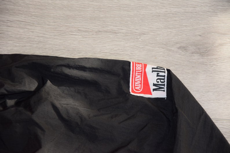90-tals vintage Marlboro Adventure lagjacka storlek X Large röd VM-lagjacka (racing F1-jacka) bild 5