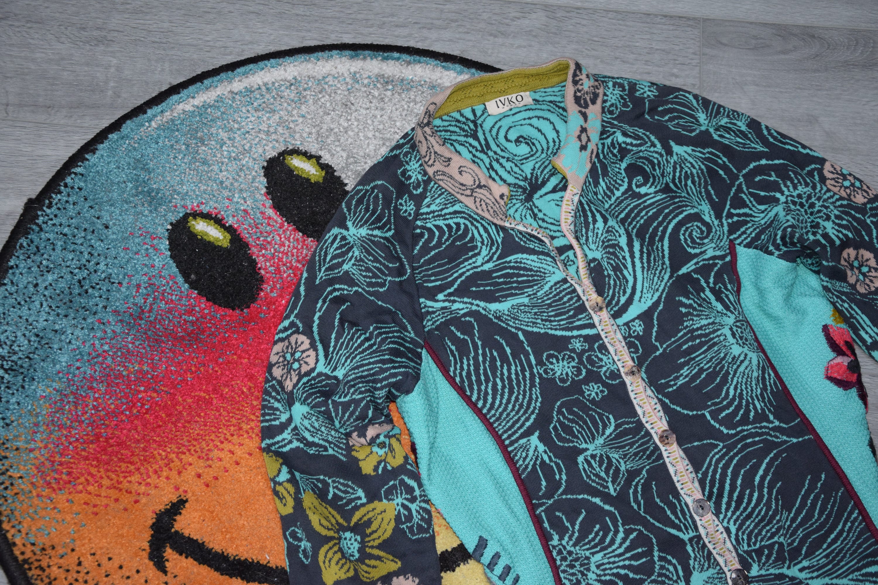 Cardigan Long IVKO Imprimé Fleurs Gris Anthracite Bleu - Laine Et Coton - Neuf étiqueté