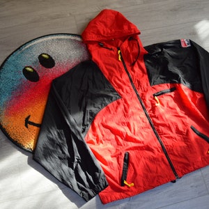 90-tals vintage Marlboro Adventure lagjacka storlek X Large röd VM-lagjacka (racing F1-jacka) bild 2