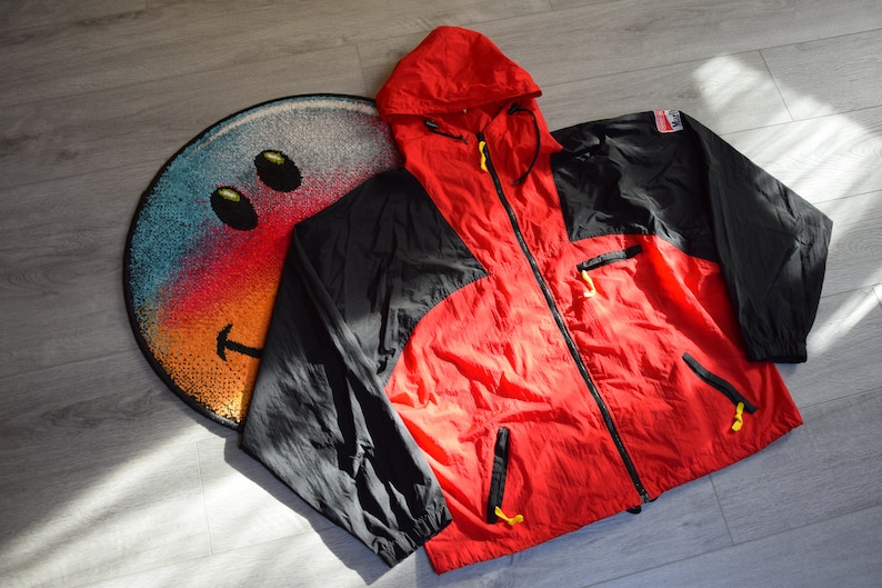 90-tals vintage Marlboro Adventure lagjacka storlek X Large röd VM-lagjacka (racing F1-jacka) bild 2