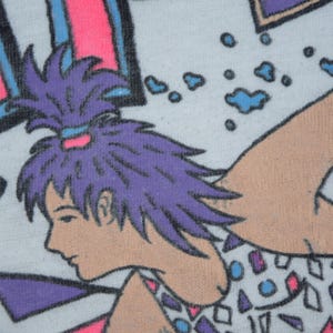 Op de afbeelding: Close-up van een grafische illustratie met een persoon met paars haar in een paardenstaart. De persoon is in profiel afgebeeld, met een lichte huidskleur. De afbeelding heeft een retro-esthetiek, met roze, blauwe en paarse geometrische vormen.