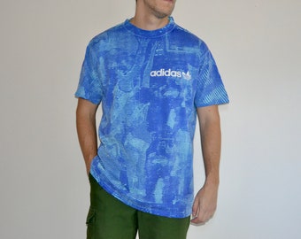 Jaren 90 vintage Adidas-shirt maat X Large vtg blauwe basketbal-T-shirt met all-over print Sz XL Made in USA, enkele steek (NBA, vintage rap-T-shirt)
