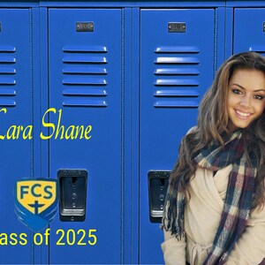 Pode incluir: Um armário azul com o nome "Lara Shane" e o texto "Class of 2025" escrito em amarelo. Um logotipo com as letras "FCS" está na porta do armário. Uma jovem com cabelo castanho comprido está parada na frente do armário.