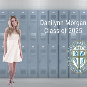 Pode incluir: Uma jovem de vestido branco está em frente a uma parede de armários azuis. O texto "Danilynn Morgan Class of 2025" está acima dos armários. Um brasão da escola com o texto "Goodpasture Christian School 1965" está no lado direito da imagem.