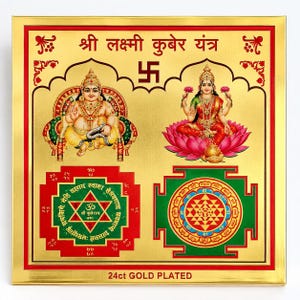 Op de afbeelding: Een vierkante vergulde plaat met de tekst Shri Lakshmi Kuber Yantra, een swastika en afbeeldingen van de godheden Kuber en Lakshmi. Daaronder staan twee geometrische yantra-diagrammen met Sanskriet tekst op een metallic gouden achtergrond.