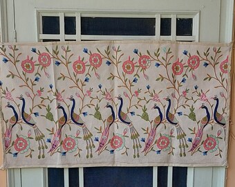 Weißer seltener handbestickter Suzani-Wandbehang, weißes Pfauen-Motiv Vintage Hand bestickter usbekischer Wandbehang