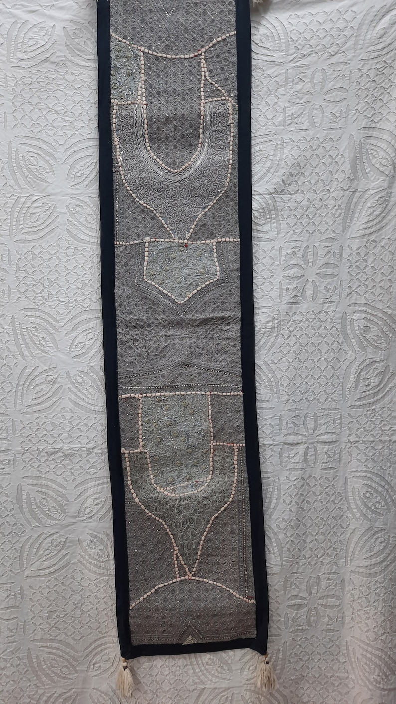 Dekorativ lapptäckslöpare, indisk vintage bomullslapptäckslöpare, väggbonad, handgjord i Rajasthan, broderad boho-tapet bild 1