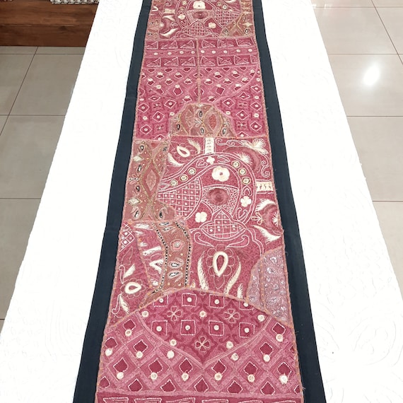 Suspension murale brodée à la main : chemin de table en patchwork indien (56 x 36 po.) - France