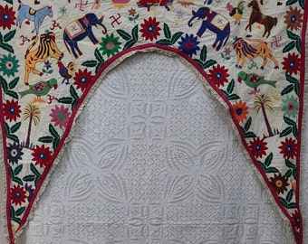 Weiße Vintage & seltene Hand bestickt Suzani Wandbehang, indische Götter und Tiere Motiv Vintage Hand bestickt usbekischen Wandbehang