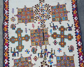 Weiße Vintage & seltene Hand bestickt Suzani Wandbehang, Tribal Banjara Hut Dekoration Wandteppich, Vintage Hand bestickt usbekische Wandbehang