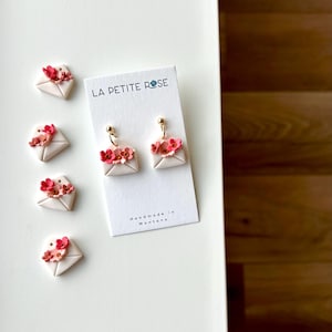 Pendientes de arcilla con letras de amor, colgantes de flores rosas hechos a mano, joyas con sobres florales, regalo para cualquier ocasión para mujeres, regalo de aniversario para ella