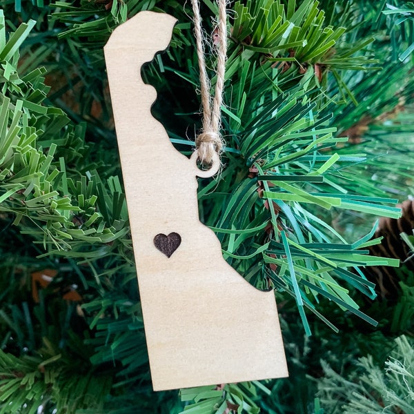 Delaware Ornament with Heart Marker, Customizable Christmas Ornament, Personalized Wood Engraved Gifts, Delaware Souvenir