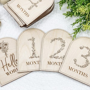 Marqueurs d'étape mensuels pour bébé, fleurs sauvages, arche avec personnalisation, marqueurs d'étape mensuels en bois gravés