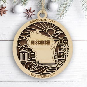 Wisconsin State Ornament - Personalisiertes Weihnachtsandenken aus Holz - Lasergeschnittenes Dachs State Erbdekor