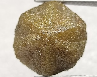 Diamante grezzo naturale da 10,62 carati: diamante sciolto irregolare non tagliato.