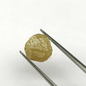 Diamante grezzo esagonale giallo naturale da 1,56 carati: 7 x 7 mm, diamante non trattato. immagine 5