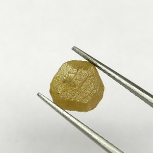 Diamante grezzo esagonale giallo naturale da 1,56 carati: 7 x 7 mm, diamante non trattato. immagine 4