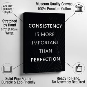 K&ouml;nnte beinhalten: Schwarzer Leinwandkunstdruck mit dem wei&szlig;en Text "CONSISTENZ IST WICHTIGER ALS PERFEKTION". Die Leinwand ist handgespannt und 1,90 cm tief. Die Leinwand besteht aus 100 % Premium-Baumwolle und hat einen soliden Kiefernholzrahmen.