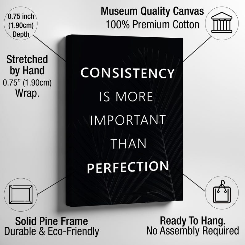 K&ouml;nnte beinhalten: Schwarzer Leinwandkunstdruck mit dem wei&szlig;en Text "CONSISTENZ IST WICHTIGER ALS PERFEKTION". Die Leinwand ist handgespannt und 1,90 cm tief. Die Leinwand besteht aus 100 % Premium-Baumwolle und hat einen soliden Kiefernholzrahmen.
