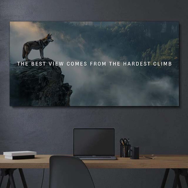 Może przedstawiać: Wilk stoi na klifie z widokiem na mgliste g&oacute;rskie krajobrazy. Na obrazie widnieje tekst "THE BEST VIEW COMES FROM THE HARDEST CLIMB".